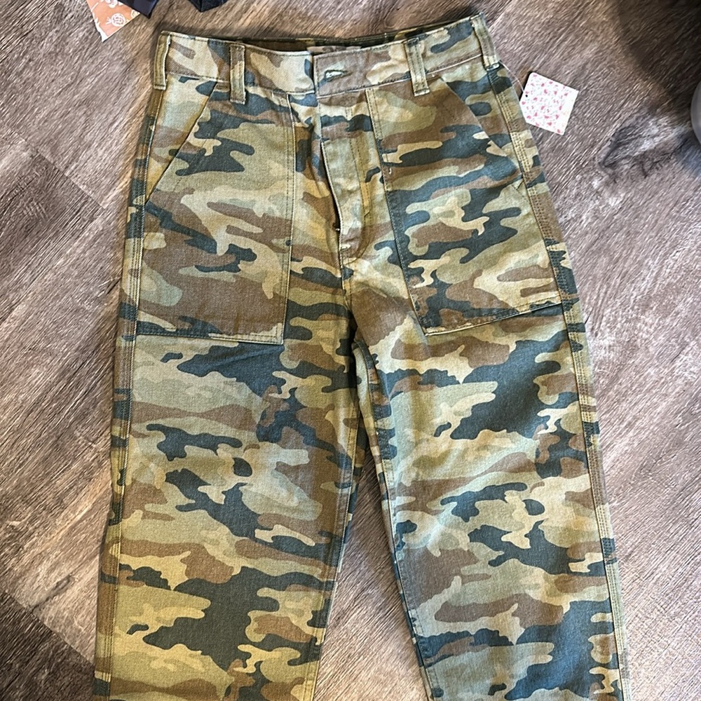 Free People adorable camo pants.  Never worn. Size 27. High waisted.